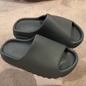 New:::YZY Yeezy ADIDAS SLIDE Dark Gray Slide Sandals SIZE 6US MEN/8.5 WOMEN nwot